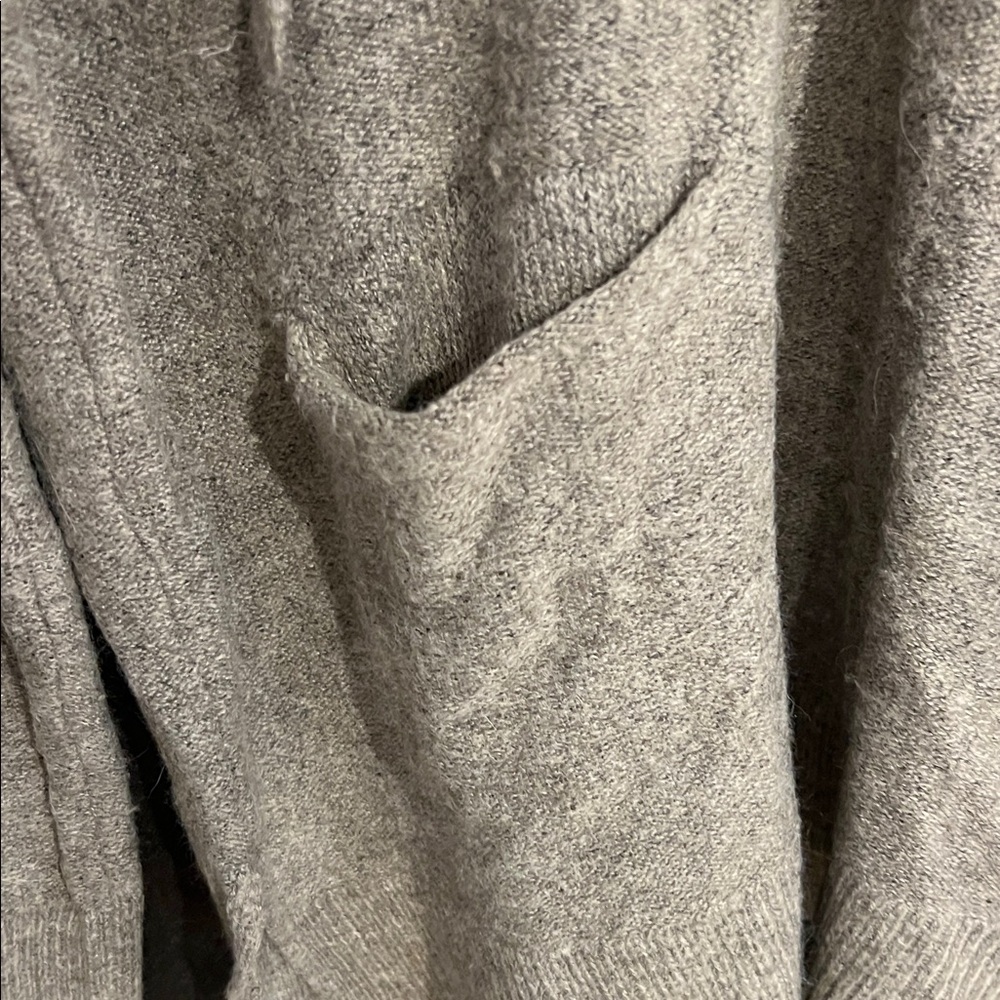 Elegant Gray V-Neck Sweater with Hood - Picture 3 of 3